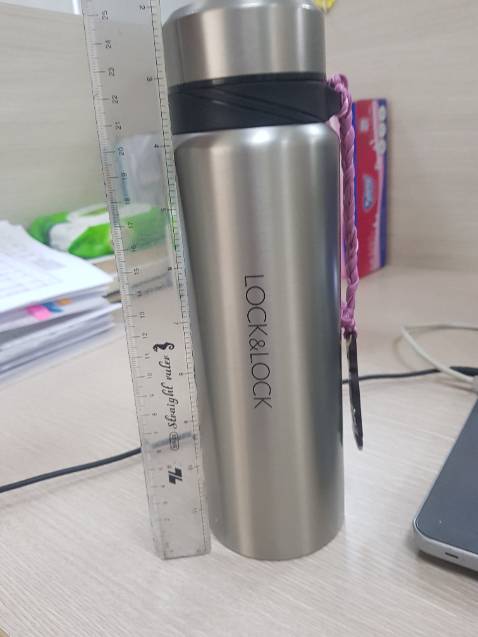 Cảm nhận sau 2 lần mua loại này, vì lần trước ưng (cũng sale năm ngoái) quá nên lần này cũng săn sale để mua. Cảm nhận hàng mới này không chắc tay như lần trước, cảm thấy vật liệu như mỏng hơn, bên trong bên ngoài lộ rõ gân rập không biết có bị ảnh hưởng đến chức năng giữ nhiệt hay bị ô xi hóa không. Giữ nhiệt thì chưa ***. Lần này được tặng thêm cọ rửa tạm thời vẫn để 4*. Dùng mấy tháng quay lại đánh giá thêm thấy chất lượng giữ nhiệt nóng lạnh vẫn tốt nha mn. Nên mua ạ!