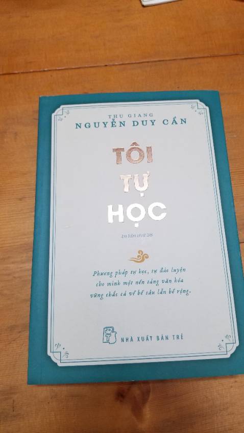 Nội dung hay nhưng font chữ kiểu ngày xưa rất khó đọc. Cá nhân mình thấy nó làm giảm tính thẩm mỹ của cuốn sách. Hy vọng nxb thay đổi font chữ giống như những cuốn khác của tác giả.