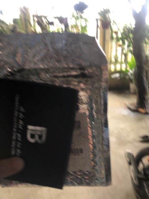 Giao hàng đúng hẹn, đúng mẫu mã, nhưng không biết giao hàng bất cẩn hay kho hàng mà khi nhận hàng thì bao bì lấm lem, còn dính cái bã đen đen như bã cà phê.