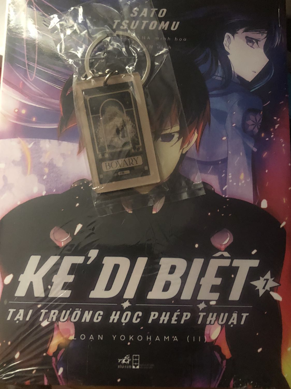 Tưởng đc tặng móc khoá như hình nhma kh:))) kh nhìn kĩ là mốc khoá ngẫu nhiên kh liên quan gì đến truyện nữa chứ