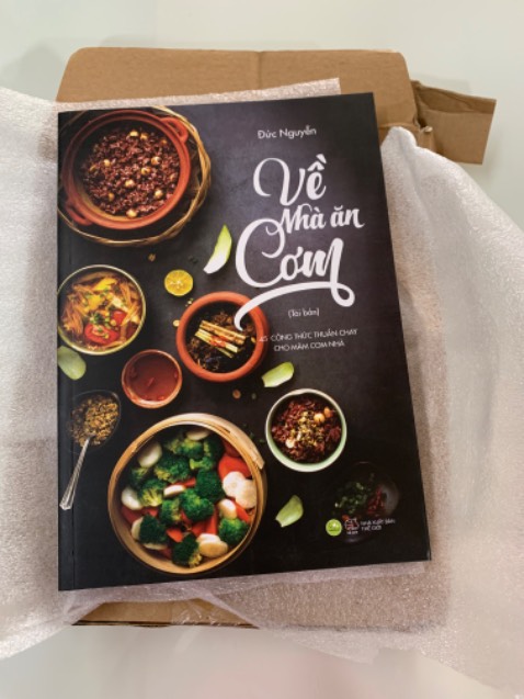 Mình vừa mới nhận hàng xong.  Shop đóng gói cẩn thận nên các góc cạnh ko bị cong, gãy. 
Hình ảnh và giấy in đẹp 👍🏼