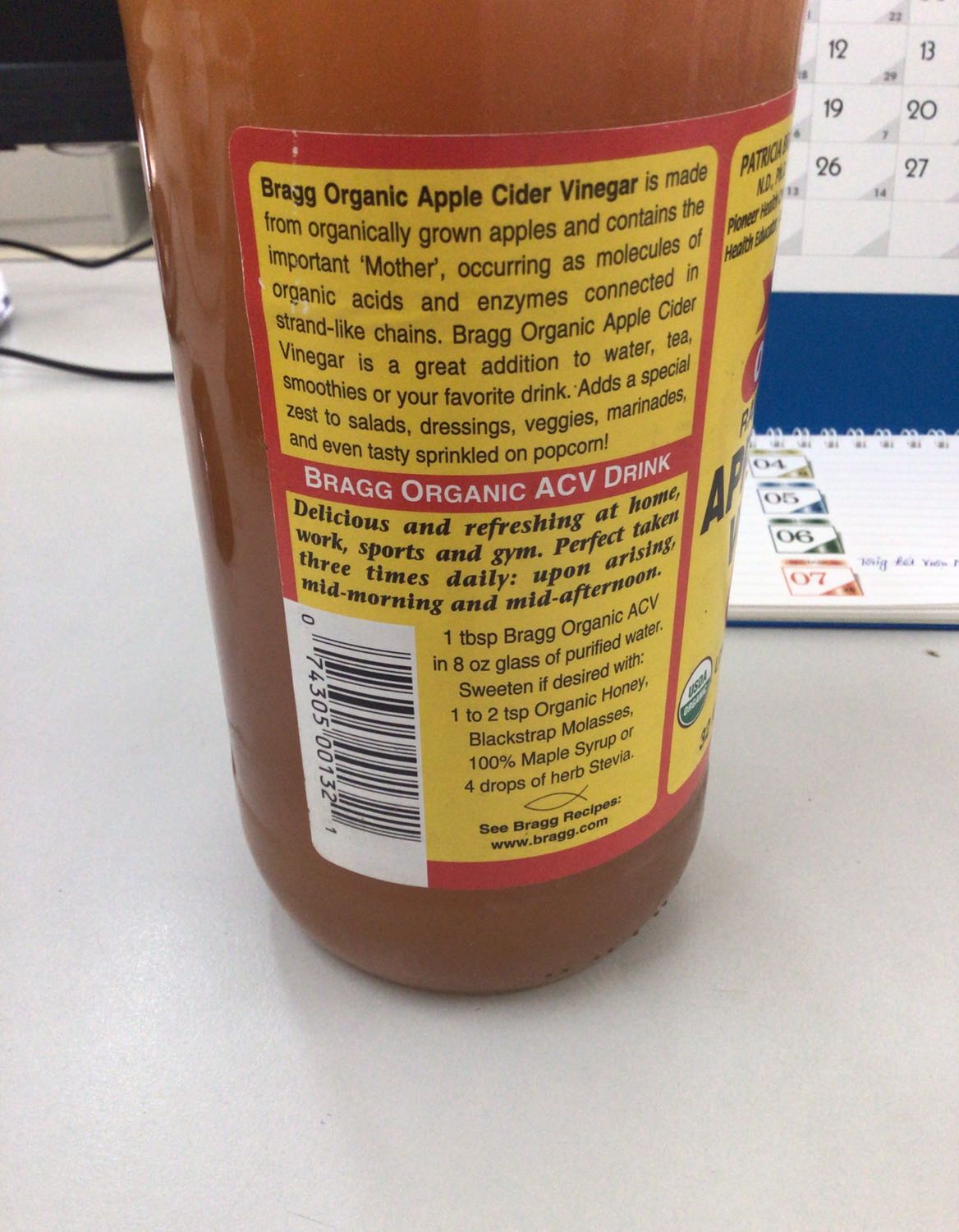 Rất hài lòng với sản phẩm này. Người bán đóng gói rất cẩn thận (2 lớp hộp giấy bìa dày, 1 lớp giấy báo, 1 lớp xốp. Chai giấm làm bằng chai thuỷ tinh. Nhìn màu chai giấm biết là đã lên men khá lâu, mở chai mùi giấm có mùi thơm nhẹ, nồng độ axit cao. Mình sử dụng giấm táo đã lâu. Nhưng mình hay mua của VietHealthy (công ty của cô Trần Bích Hà - tác giả bộ sách Sức khoẻ trong tay bạn) với giá 89k/túi 1 lít. Sau đó mình tự làm giấm táo để sử dụng. Mình biết giấm táo của Bragg đã lâu nhưng giá cao nên ko mua. Hôm 27/1/2021, chai giấm bragg 946 ml này sale còn 88k, miễn phí vận chuyển nên mình đặt mua luôn.