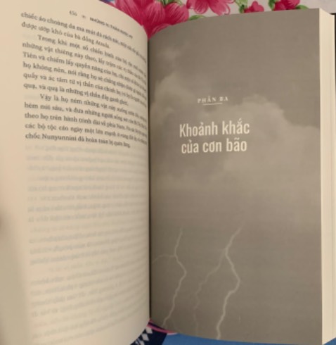 Sách hay, lôi cuốn, thú vị và còn hấp dẫn nữa, sách in sắc nét, đẹp, chất lượng, một điểm trừ là sách dày vậy mà không có 1 bookmark kèm theo. Mất gì mà nhà xuất bản không làm 1 bookmark kèm theo sách để độc giả đọc sách còn đánh dấu trang.