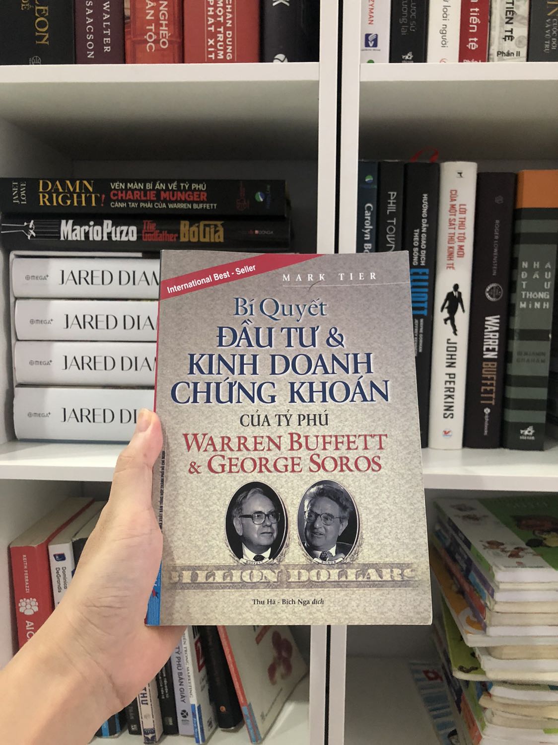 Một cuốn sách vô cùng hay, giúp định hình tư duy kinh doanh cho người mới bắt đầu để tránh các thua lỗ do ***. Đọc cuốn này xong đọc thêm cuốn Warren Buffett Quá trình hình thành một nhà tư bản Mỹ để hiểu rõ hơn phong cách đầu tư của một huyền thoại.