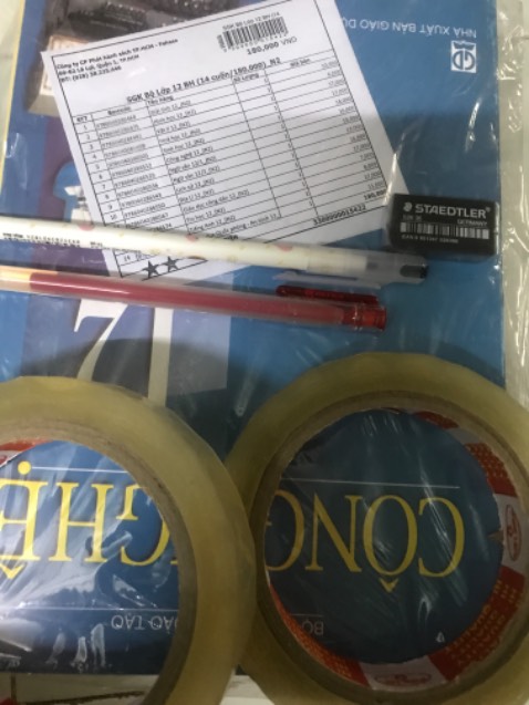 Giao hàng nhanh chóng. Đóng gói chắc chắn. Shipper thân thiện, tiệm sách đóng gói cẩn thận