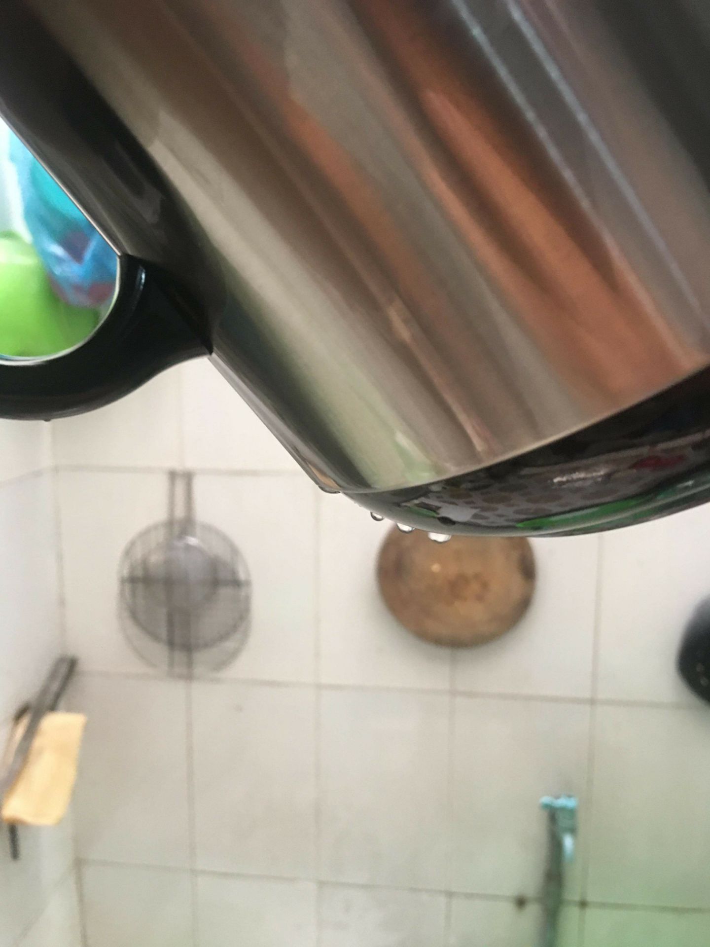 bình của mình vừa mua về cầm hơi nghiêng mà sao nước nó cứ chảy ra ở dưới *** nhìn cái chỗ bo thì thấy ko khít.