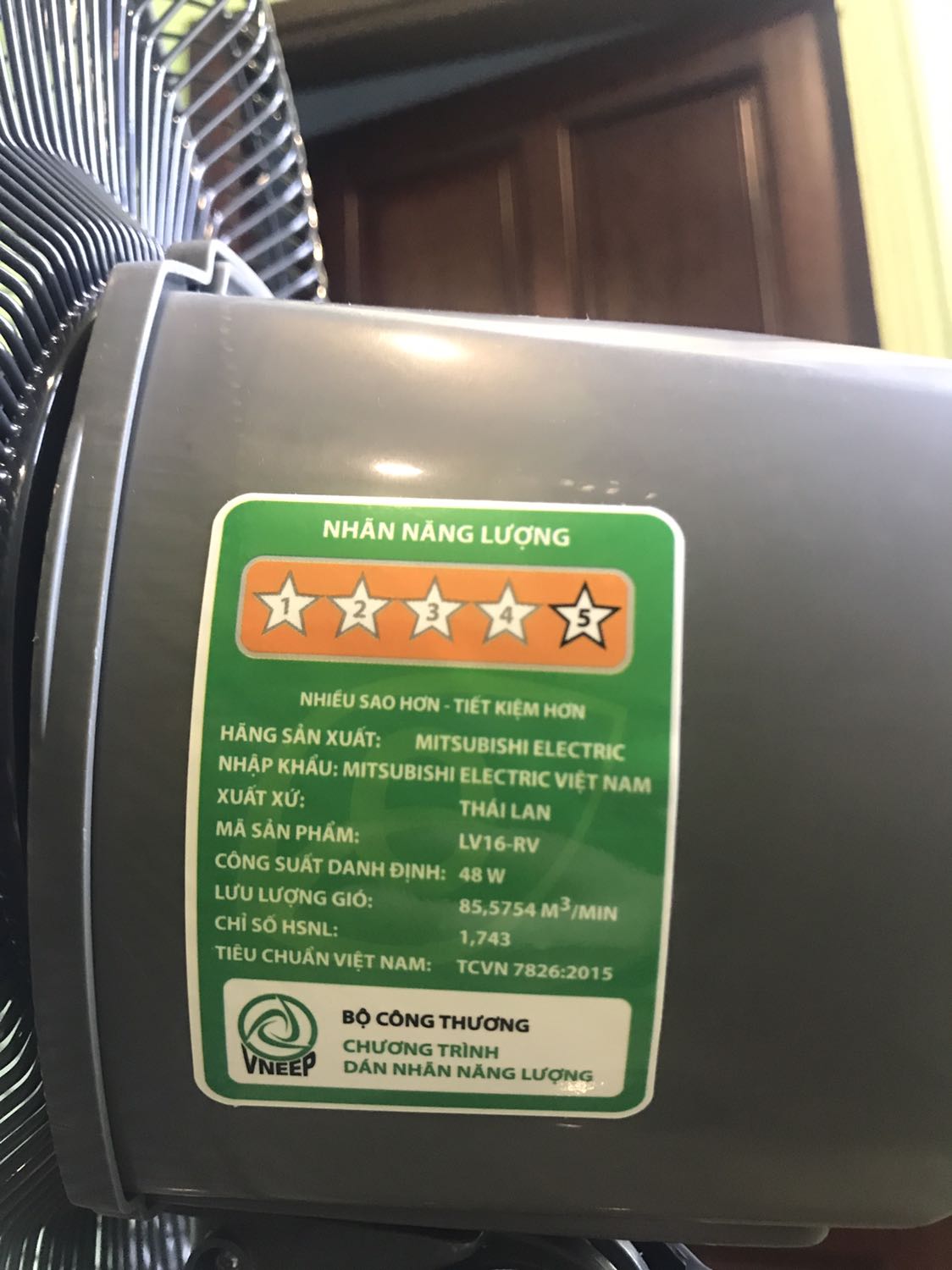 Sản phẩm có thiết kế đẹp và bắt mắt hơn (do năm trước mình cũng có mua loại mới nhất của Mitsubishi rồi), lắp đặt dễ dàng, remote tốt, quạt không ồn, điều chỉnh độ cao dễ dàng hơn đời trước, giá cả phải chăng!