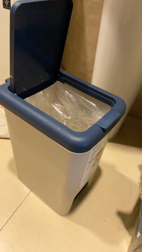 thùng rác đẹp và rất đáng đồng tiền. nhựa cứng, đẹp. kiẻu dáng độc đáo. thiết kế màu sạch phù hợp để trong nhà vệ sinh hay phòng ngủ. thùng rác 210l vừa đủ cho gdd mình dùng. tuy mình khá kĩ trong chuyện chọn đồ cho nhà nhưng mà thật sự rất hài lònmg về thùng rác này. shop đóng hàng rẩt chắc chắn. tiki giao hàng nhanh. sản phẩm này đamnsg được đánh giá 5 sao. cảm ơn shop và tiki.