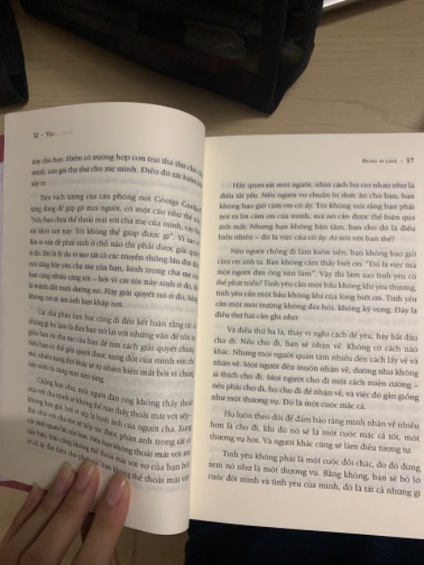 Sách hay nha mn, đọc rất là cuốn, mới mua mà mình đọc một lèo hết lun. Tuy nhiên sách in bị lỗi, in lặp lại tầm 16 trang gì đấy làm mình phải check lại xem có phải sách riu không may mà vẫn riuu