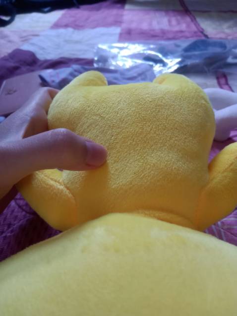 chiều lông của doll may ngược, không theo một chiều, phần mặt thì lông theo chiều vuốt xuống, nhưng phần sau đầu và thân doll lông phải vuốt ngược lên trên, khó vuốt, có phần lông bị bết phía sau. hình cuối cùng là phần lông bị bết dù vuốt xuôi theo chiều lông vẫn ko mượt được. vì tiki ko gửi được video đánh giá nên em chỉ gửi qua hình ảnh, nếu có thể xin hãy liên lạc với em để có thể xem kĩ phần lỗi khi sản xuất này. em cảm ơn ạ