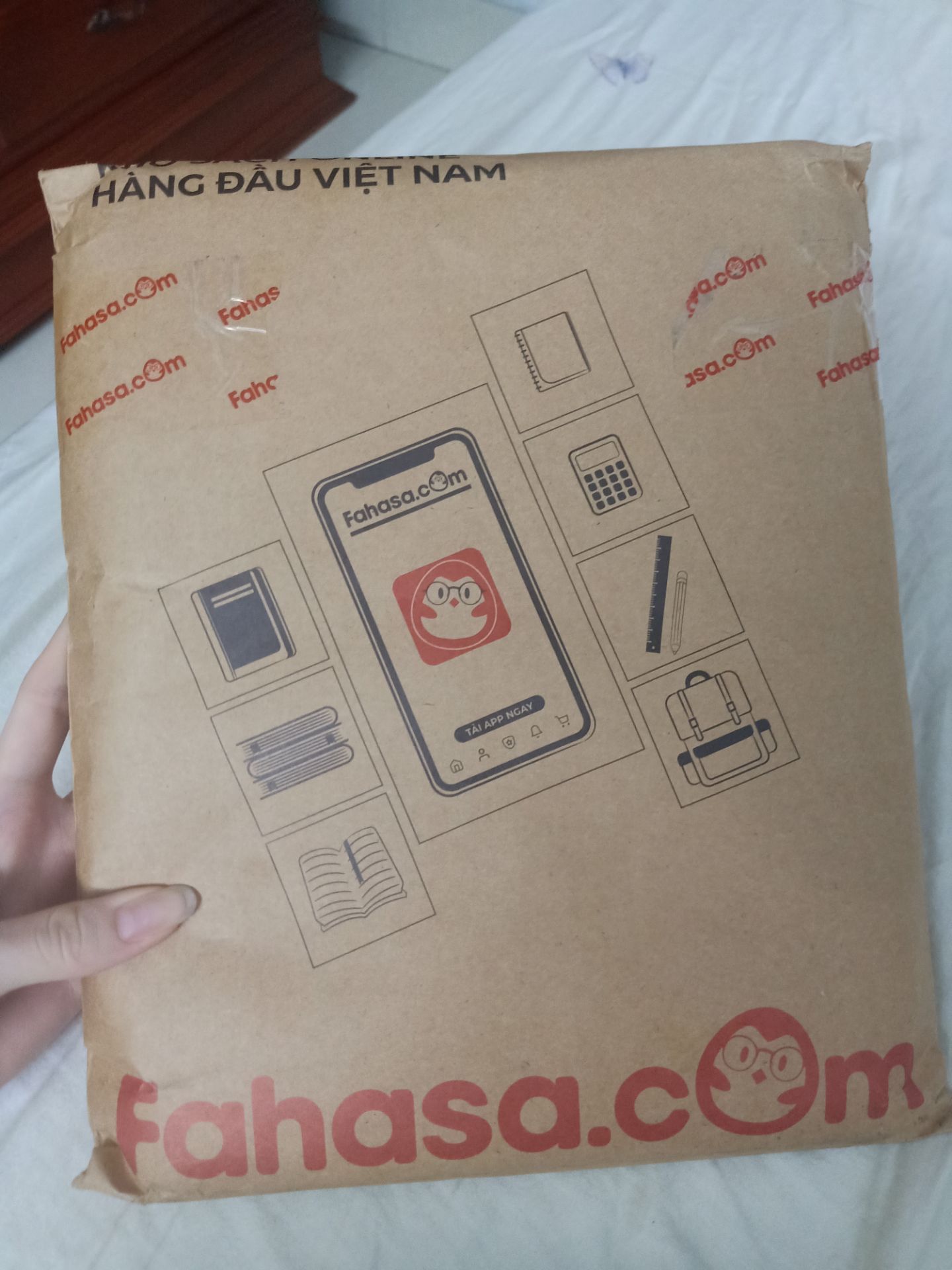 FAHASA giao hàng lẹ với xịn thiệt sự, bao bọc siêu cẩn thận lun, sách thơm với đẹp, có đĩa CD lun nha mng