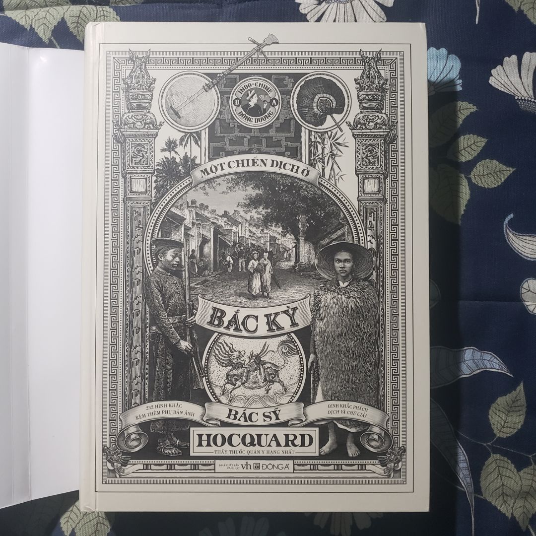 Mình mua giảm giá nên chỉ 212k. Tiki vẫn chưa chịu cải thiện cách đóng gói các đơn sách, chỉ bỏ vào hộp và gửi nên bị móp méo, bìa thì xước rất xót. Về nội dung thì đây là một cuốn sách rất có giá trị tham khảo qua góc nhìn của một bác sĩ Pháp về Việt Nam những năm 1884-1886. Sách in bằng giấy rất dày, sờ cực thích. Lề ngoài NXB để thừa hơi nhiều. Mình để ý các quyển của Đông A đều thiết kế size ngoại cỡ nên phải đặt nằm trên các giá sách nhỏ, khá là bất tiện. Tóm lại là sách rất đáng tiền cho các bạn nào yêu thích khám phá về đất nước và con người Việt Nam.