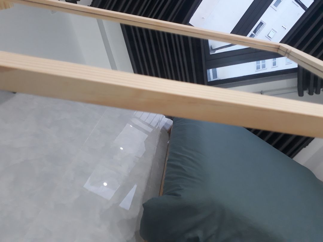 Sản phẩm giao mình nhận ko đúng 1.7m .Có 1.65cm *35cm viền giữa tráng gương ra*40cm đến cả viền gỗ .Chiều cao gương 1.20m ko tính chân. Ngoài ra ko có gì nổi bật vì mình đã có 1 cái trước đó mua dùng rồi . Cái nữa biền gỗ gương đứng mới này bị nứt dài & gỗ mình nghi là ko phun xịt sơn pu .vì công việc bên mình thường xịt gỗ nên cảm nhận vậy ... Mọi người nên cân nhắc thật sự kỹ khi đặt hàng loại 490k quảng 1.7m là sai sự thật