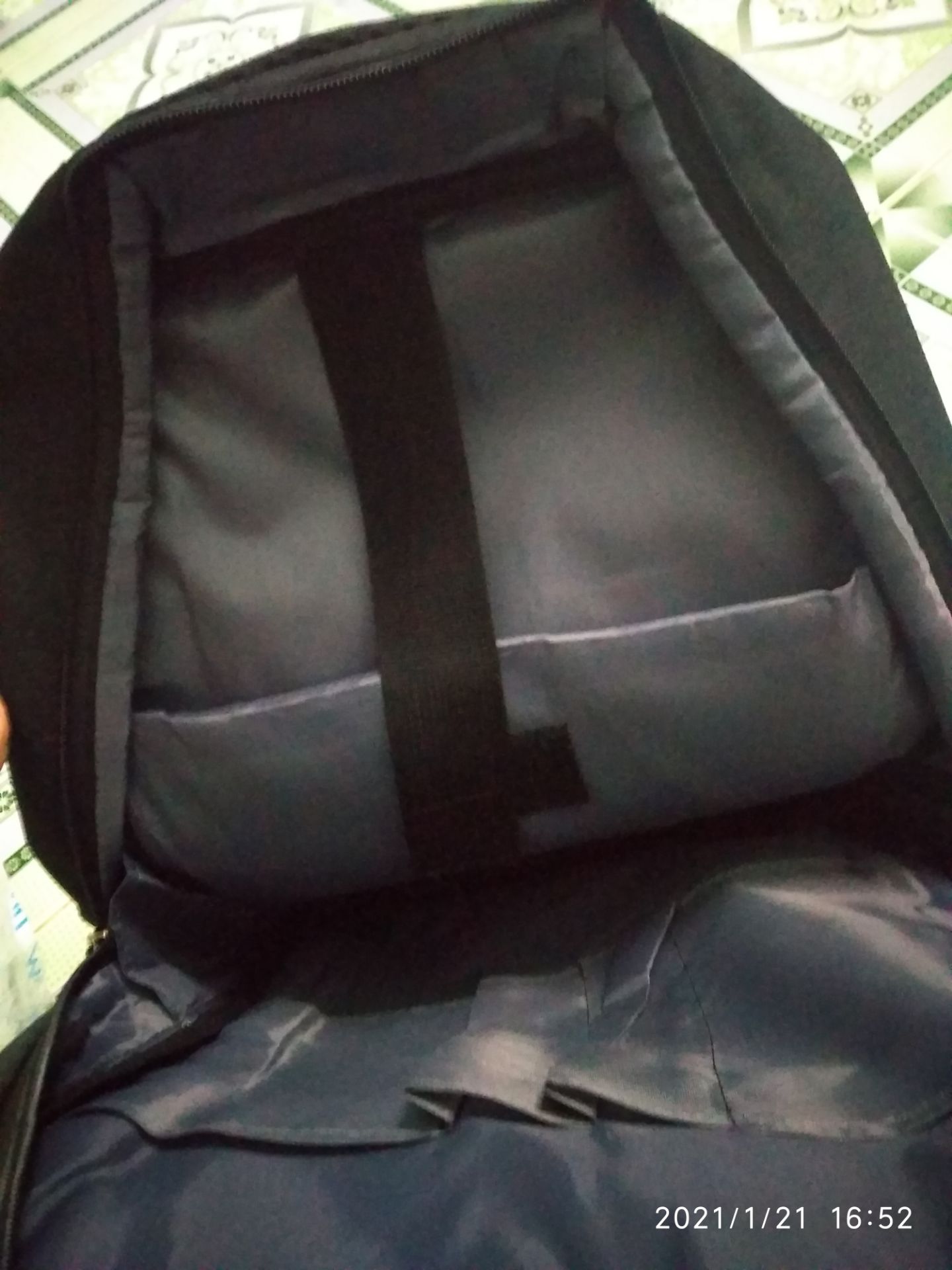 giao hàng nhanh. đóng gói cẩn thận. balo to so với Lap 14 inches, ngăn bên ngoài nhỏ nên không thể để chai nước được. balo mình mới mua có 1 đoạn đường may bị bung rồi giao hàng nhanh. đóng gói cẩn thận. balo to so với Lap 14 inches, ngăn bên ngoài nhỏ nên không thể để chai nước được. balo mình mới mua có 1 đoạn đường may bị bung rồi