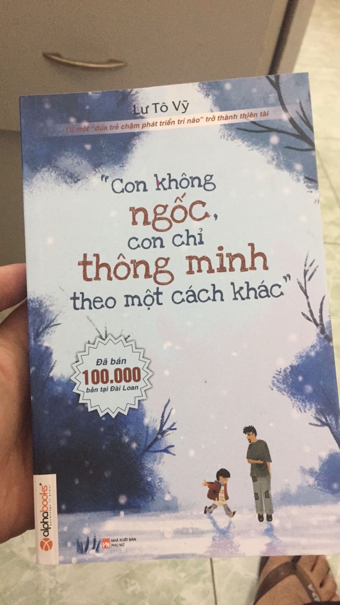 Những mẫu chuyện của tác giả nhưng gợi nhớ những kí ức của tôi trong thời gian trưởng thành. Khiến tôi quý trọng những phút giây đang sống, những người thân trong gia đình. 

Sách còn mở ra cho ta các kiến thức về tâm lý trẻ em, nuôi dạy con.

Cảm ơn tác giả và Tiki !