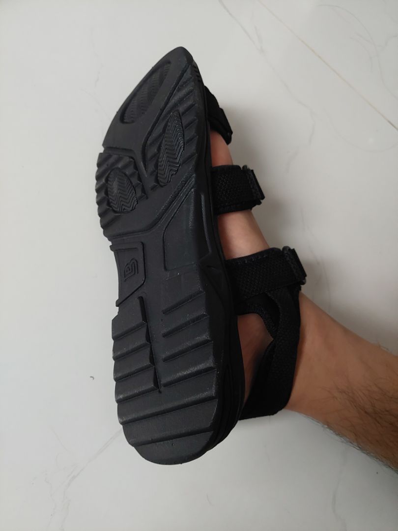 Giày nhẹ, đi êm. Quai hậu chỉnh dây là vừa chân, thêm khóa cài tiện lợi nên mình rất thích. Mong là giày sẽ bền.