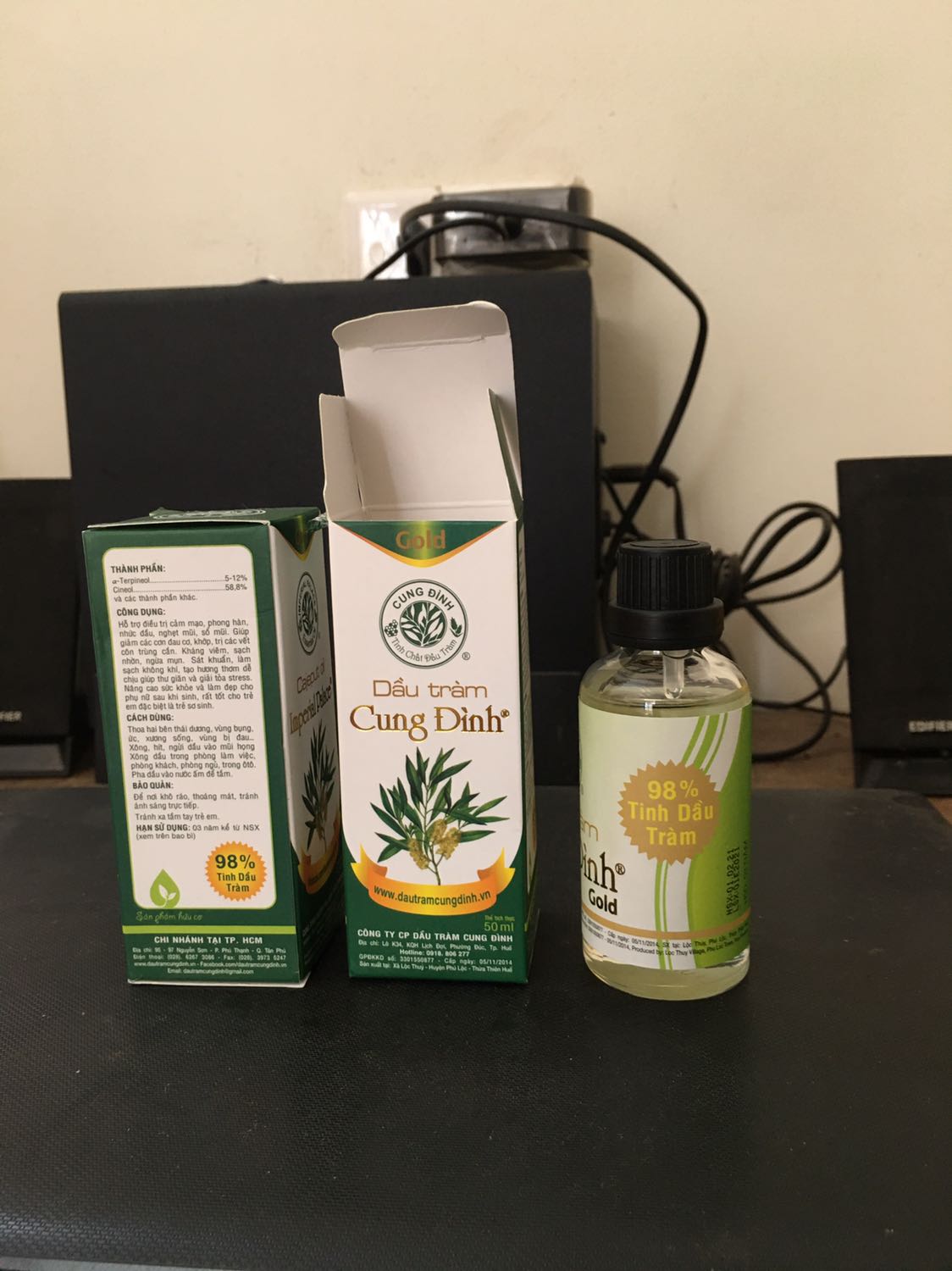 Giao hàng nhanh. Mình ở Vĩnh Phúc mà chỉ 1 ngày đã giao hàng.
Dầu trong vắt, màu hơi ngả vàng chút xíu. Mùi   thơm cay nồng nhẹ nhàng đặc trưng của dầu tràm.
Tem chống hàng giả dán ở đầu trên vỏ hộp, đầu dưới không có nên không có tác dụng. NSX nên cải tiến lại. Có thể dán ở giữa nắp chai và vỏ thuỷ tinh thì khách an tâm hơn. 
Chưa sử dụng nên đánh giá qua vậy thôi. Cảm ơn!