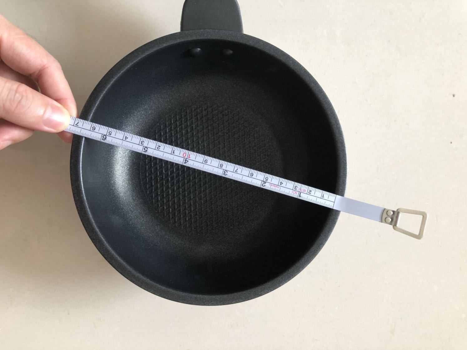 Chảo đẹp. Nhỏ, gọn. Phù hợp để chiên trứng. Nói chung nên mua. Kích thước mình đo bằng thước cho ai quan tâm dễ hình dung.