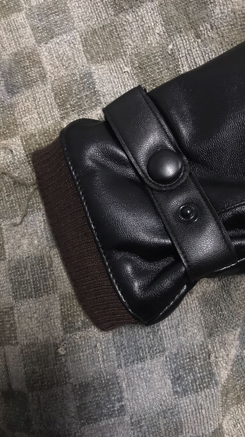 Găng tay mềm, co giãn tốt, đường may tỉ mỉ chắc chắn. Lớp da bóng đẹp mềm mại nữa. Lớp lót nỉ lông ở bên trong khi đeo cho cảm giác dễ vừa tay và dễ chịu. Shop giao hàng nhanh hai ngày là lấy được sản phẩm rồi. Uy tín, ủng hộ shop