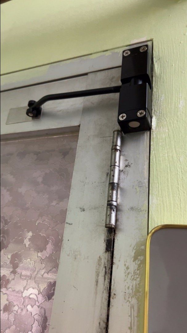 bản lề khá chắc chắn, độ đẩy khá khoẻ, đóng cửa rất êm. sản phẩm tốt