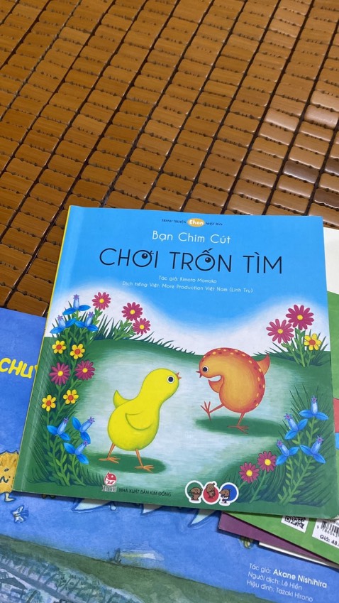 tinh mắt phết nhé các mẹ, con thích tìm hai bạn trong sách lắm, mực in sắc nét sống động
