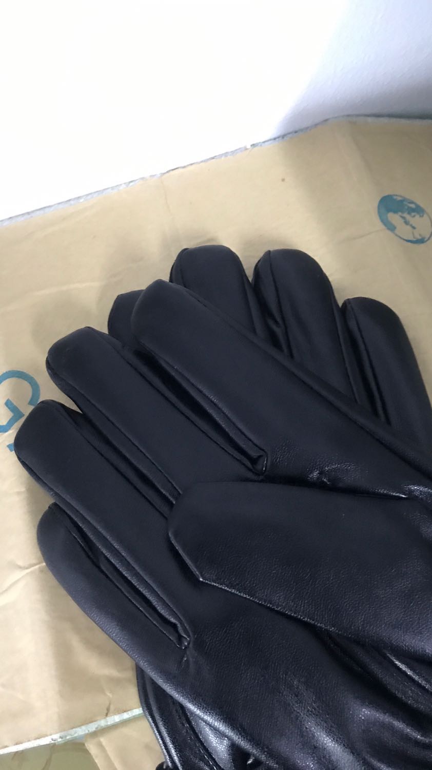 Găng tay da quá chất luôn. Chắc chắn, độ co giãn cao. Lớp nhung lông bên trong tạo cảm giác đeo bó sát từng ngón, rất ấm vào không có cám giác bị vướng bỏi các mép da thừa. Dùng quá là ok luôn. Sản phẩm đáng mua.