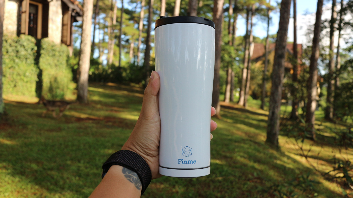 Sản phẩm được đóng gói cẩn thận, có sẵn Pin. Mẫu mã bình hơi bị đẹp. Bình chủ động nhắc mình uống nước luôn. Nói chung là đáng giá.