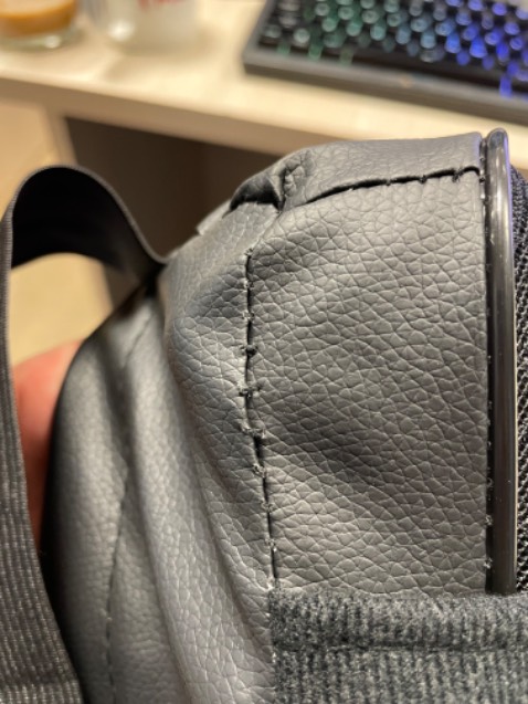 Màu sắc ok. 
Cao su hơi hôi tí hi vọng sd vài hôm sẽ hết. 
Nhưng đường may thiếu sự chau chuốt. 
Hi vọng shop nâng chất lượng hoàn thiện sp lên. Nếu sài ok mình vẫn ủng hộ shop.