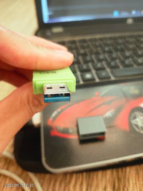 Chất lượng usb hãng acer mà làm bằng vỏ nhựa khá là thô sơ, độ hoàn thiện kém.
Tốc độ copy dao động 15-20Mb/s. Cũng tương đối.
Tốc độ không ổn định. 
Nói chung  khi mua phân vân với usb Sanddisk. Chọn cái này xem thử, để coi dùng được bao lâu.