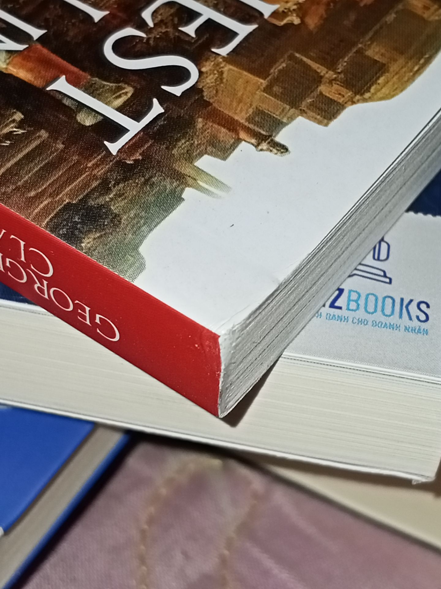Mình mua sách trên tiki rất nhiều và khá hài lòng . Nhưng lần này thì THẤT VỌNG  thật sự 😞 
THẤT VỌNG vì cách đóng gói và vận chuyển sản phẩm :
- Đóng gói thì SƠ SÀI 
- Bìa cát tông đựng sản phẩm thì cũ , nát 
- Băng dính hộp đựng thì bị bung hết ra ngoài 
- Bên trong còn để mấy miếng bìa cát tông cũ ( cũng k hiểu tác dụng để làm gì ) 
- Mình mua 7 quyển mà bên trong cũng không được bọc , hay có lớp xốp gì cả , bìa hộp đựng thì mỏng nên khi vận chuyển sách có bị móp và bị xước  
 Mình là người rất giữ sách nên nhìn vậy thì rất chán , cảm giác như mua sách lướt vậy , chứ k được mới 100%  

Nói chung lần mua sách này mình cảm thất rất THẤT VỌNG về cách làm việc của tiki . Mong tiki hoàn thiện chỉnh chu hơn trong khâu đóng gói !