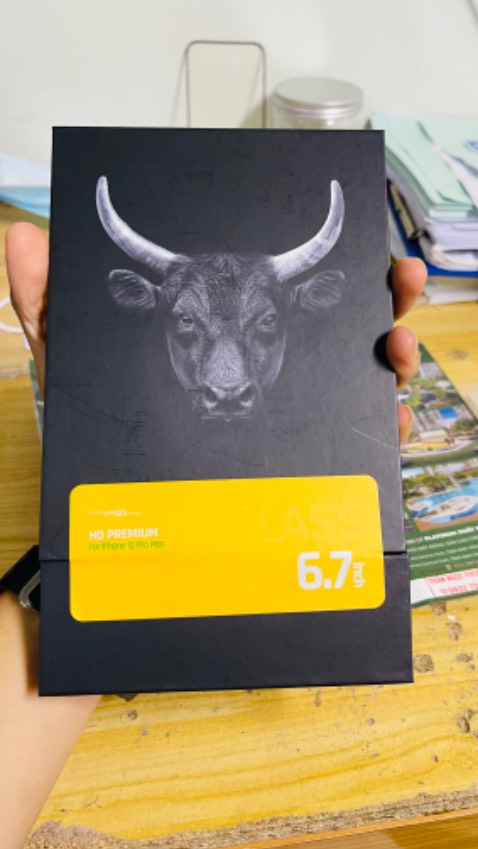 Dễ dán, vẫn bám vân tay nhưng ít hơn miếng dán cũ, một thời gian nữa mới biết thế nào. Hộp đựng to, nhìn ngoại quan thấy hầm hố. Muốn ko bám thì mua loại mờ vì bản chất loại mờ sẽ ko bám.