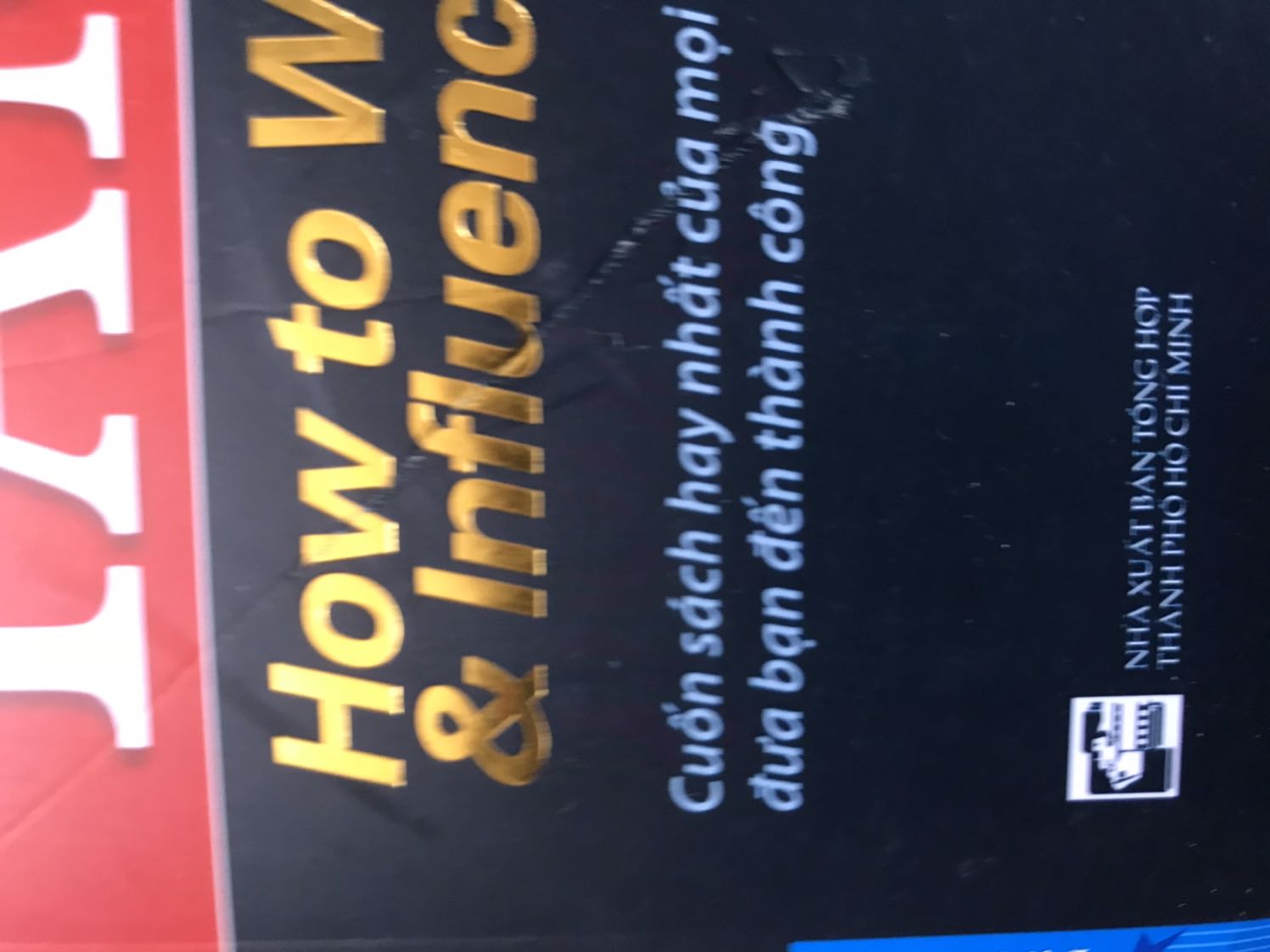 Sáng nay, mình đã nhận được sách rồi nhưng rất tiếc là bìa sách bị nhăng nhó, có đường gấp như trong hình. Hy vọng là TiKi nên cải thiện cách đóng gói cũng như kiểm tra hàng trước khi gửi cho khách.