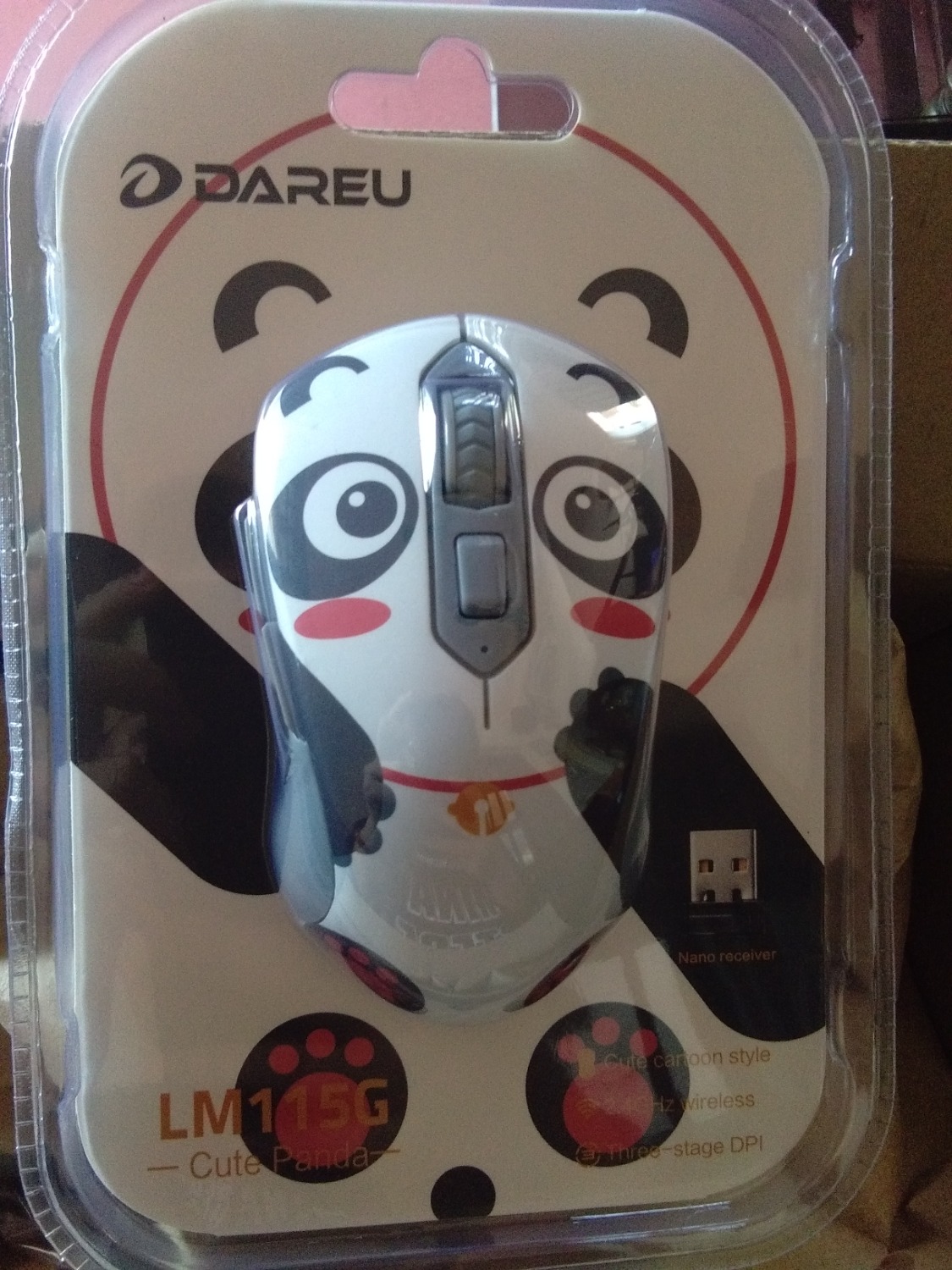 Hài lòng ở đây trước hết là Tiki giao hàng nhanh, đóng gói cẩn thận, dán tem hàng dễ vỡ ngoài hộp, bên trong chuột được bọc  lớp giấy cứng. Bao bì sản phẩm đẹp, mới, không có dấu hiệu bị bóc tách. Sản phẩm có được tặng kèm pin, mẫu mã đẹp, giống hình. Mặt trước và sau chuột đều mới, không bị trầy xước. Lăn chuột hơi cứng tay, nút ấn có tạo tiếng, hai nút bên thân sử dụng tốt, tiện để ấn quay lại, tiến lên phần trước. Nút ấn nhạy, di chuyển nhanh và mượt ngay cả khi không dùng lót chuột. Trong quá trình sử dụng luôn có đèn đỏ sáng, thanh on-off hơi khó sử dụng.
Nói chung ấn tượng lần đầu tốt đẹp, còn về độ bền phải sử dụng lâu hơn mới đánh giá chính xác được.