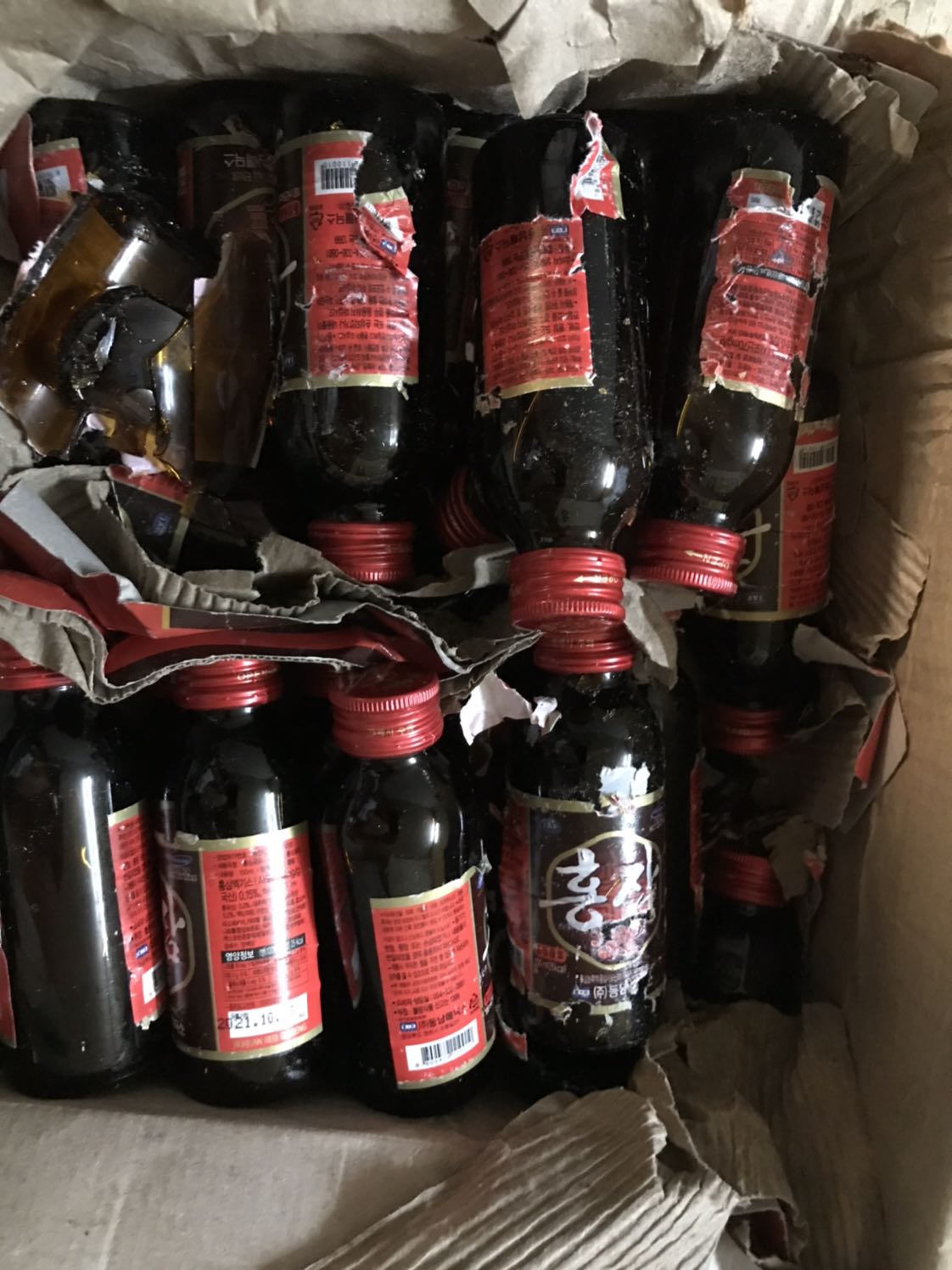 Nhận hàng nhưng một số chai Hồng Sâm bị bể nước thấm ra ngoài làm hộp bị rách.( 2 lần trước mua Tiki gói riêng từng hộp có lót kỹ càng thì hàng còn nguyên vẹn nhưng lần này Tiki cho 3 hộp vào 1 thùng carton và chèn lót rất sơ sài)
Đề nghị Tiki đổi hàng dùm.
Xin cảm ơn!