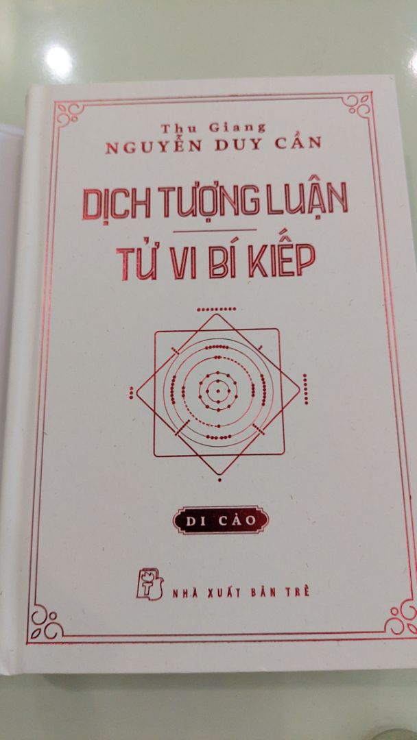 Khó nhất trong dịch học không phải ở lời mà ở tượng số. Dịch tượng luận chú trọng phân tích và bình chú phần tượng của kinh dịch.
Tử vi bí kiếp trong khi đó thiên về tâm lý học, ứng dụng kinh dịch trong việc tìm hiểu tính cách từng con người cụ thể.