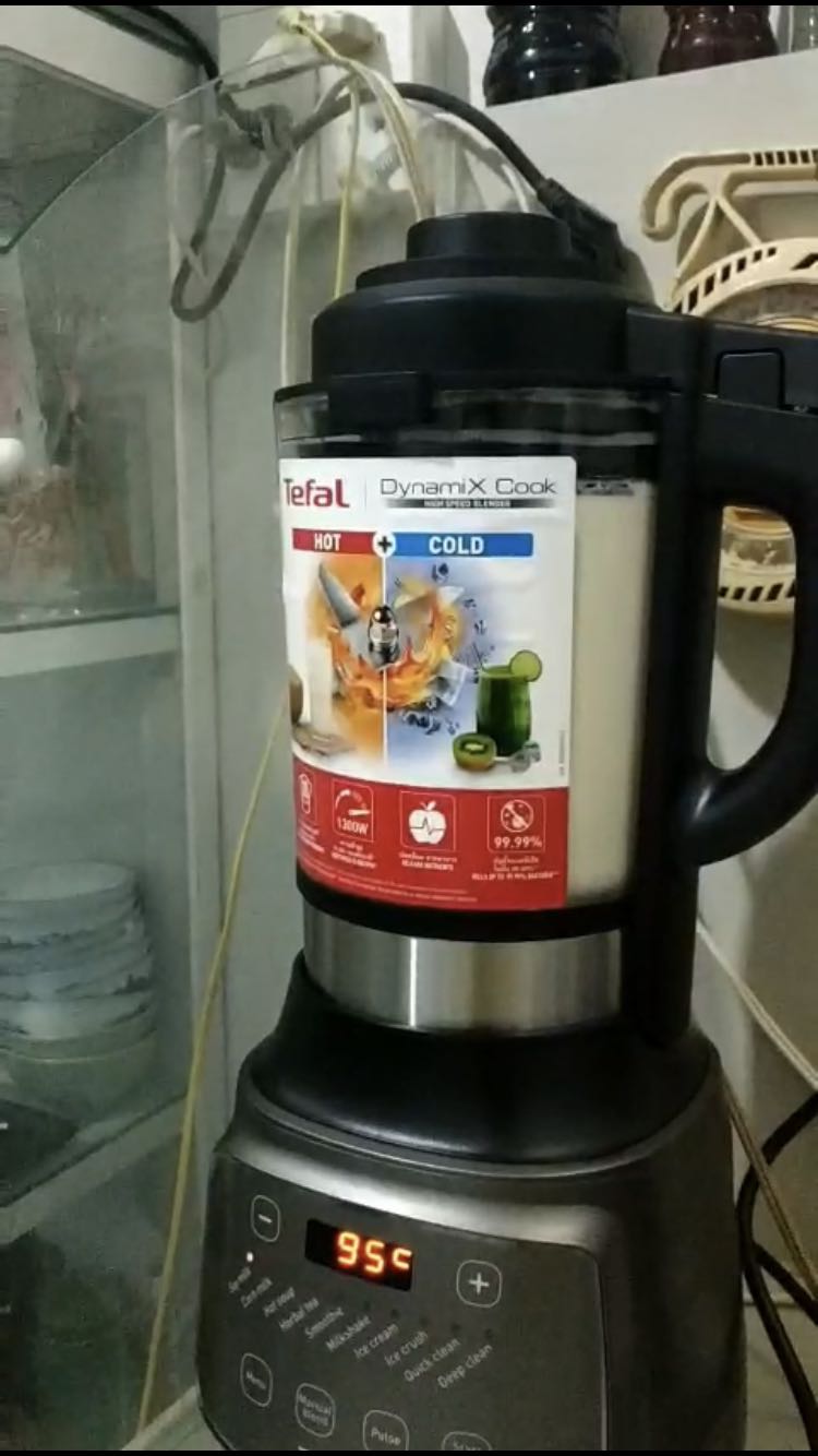 Sản phẩm đóng gói cẩn thận, 2 lớp thùng, có miếng chống sốc cố định sp nên rất yên tâm. Nhân viên giao hàng nhiệt tình. 
Lần đầu sd một máy làm sữa hạt nên mình không so sánh được độ ồn. Mình đã ngâm đậu trước khi xay, tiếng xay thì không ồn ào hơn một chiếc máy xay bình thường, kh có gì để phàn nàn.
Chất sữa mịn, làm theo tỉ lệ của công thức đi kèm rất ok, có độ sánh nhẹ, hài lòng.
Lưu ý: mỗi lần làm sữa chỉ đc có 1L thui. 
Tài liệu đi kèm hữu ích, thiết kế đẹp mắt, có điều quyển công thức chỉ có tiếng Anh và Thái. 
Quà gửi sau, khá lâu, không có thông báo gì làm mình phải liên hệ lại với tiki, đánh giá cao sự PH của tiki. Phần quà mình nhận là bình đun siêu tốc, mình hài lòng với thiết kế (thấy mực nước bên trong, có nắp đậy trên miệng bình, nút bấm nấu bật êm vl). Tóm chung hài lòng, sẽ giới thiệu cho bạn bè mua.