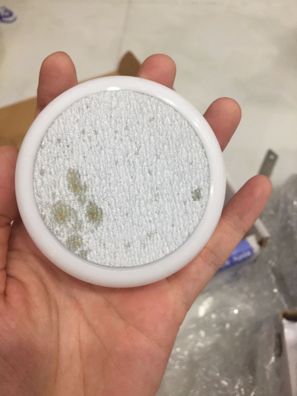 Mua 3 máy mà 2 máy ok còn 1 máy khác hẳn 2 cái còn lại, chất liệu hay độ quay, lực quay của nó cũng dỏm và yếu hơn rất nhiều. Khui chiếc máy đó ra thì bên trong hộp cũ xì mốc meo, còn nổi mốc lên 1 trong các mặt của bàn quay, chán cực kì, mua tặng cho mẹ mà chất lượng thế này đây.