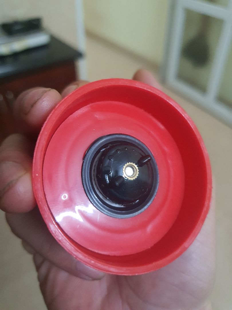 nắp nhựa nhìn thô, cạnh gia công vẫn thô và nhựa quá kém, bánh răng nghiền cũng là loại nhựa kém.