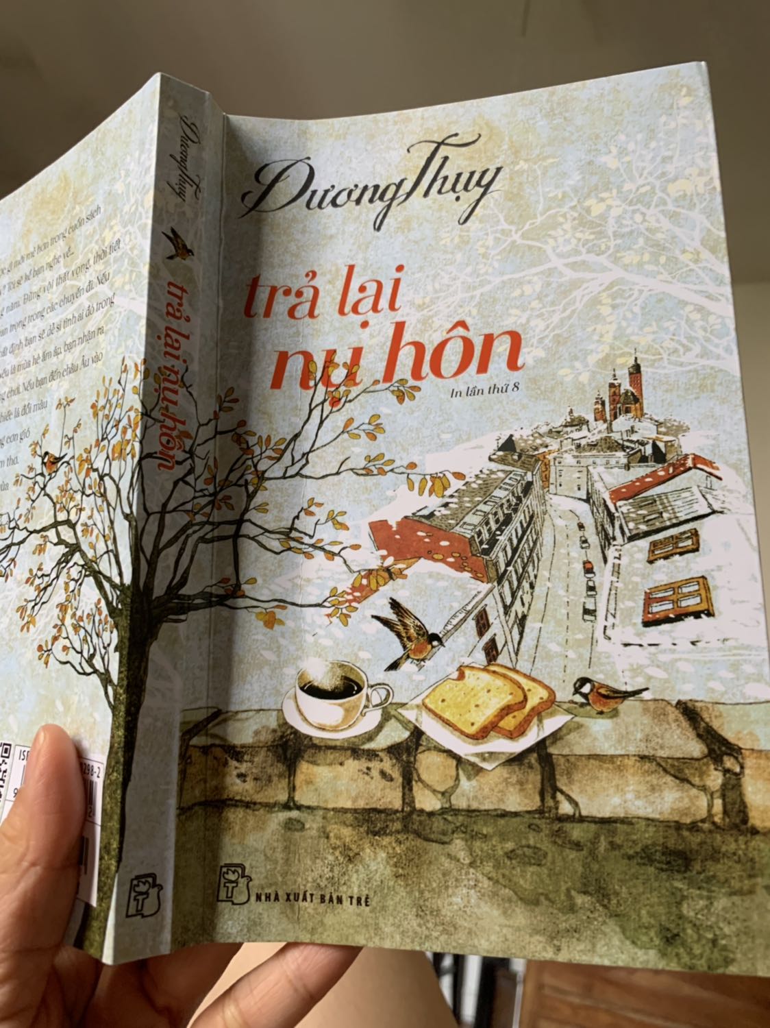 Du ký ngắn gọn như tóm tắt ngắn nhất có thể qua từng vùng miền tác giả đã đi qua. Hình minh họa trắng đen nên hạn chế phần nào nội dung được mô tả. Hơi lạ là đã tái bản những 8 lần mà hình chụp vẫn để trắng đen thay vì hình màu cho đẹp hơn, giá trị hơn. Như cuốn Italy đi rồi sẽ đến của Fanara Lê hình minh họa phía sau màu sắc trung thực rõ nét. Xem tới đâu thích tới đó.