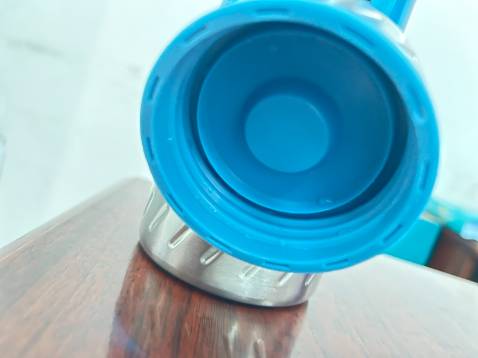 Bình khá đẹp nhưng bị chảy nước  do thiếu ron nắp.