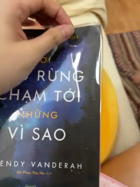 Truyện chưa đọc nên chưa nhận xét! Nhưng cách gói hàng của tiki siêu ẩu, mình đặt 3 quyển và chỉ bỏ vào thùng carton làm sách mình bị nhăn 1 phần gốc
Thứ 2 là cách bọc sách rất ẩu, đây k phải lần đầu tiên mình bị như thế này (quay video lên khó nhìn), làm ơn chỉnh chu trong cách bọc sách hộ (vì mình cũng bỏ tiền mua dịch vụ bọc sách chứ ko phải là đồ free)