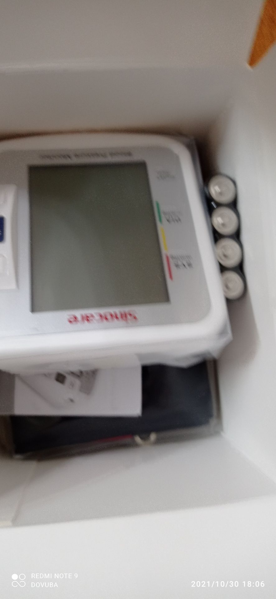 Tốc độ giao hàng nhanh, đúng mẫu mã như hình ảnh, trông bên ngoài khá đẹp và sang. Hàng còn nguyên seal. Trọn bộ gồm 1 máy có thông báo bằng tiếng việt, 1 cái quấn tay, 1 hướng dẫn và 4 pin aa alkaline.