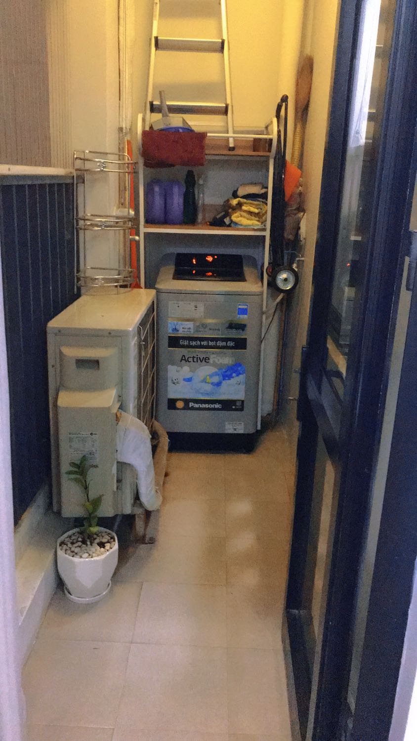 Kệ rất oke ạ, chắc chắn. Lắp đặt dễ dàng, gỗ và khung sắt cầm nặng tay