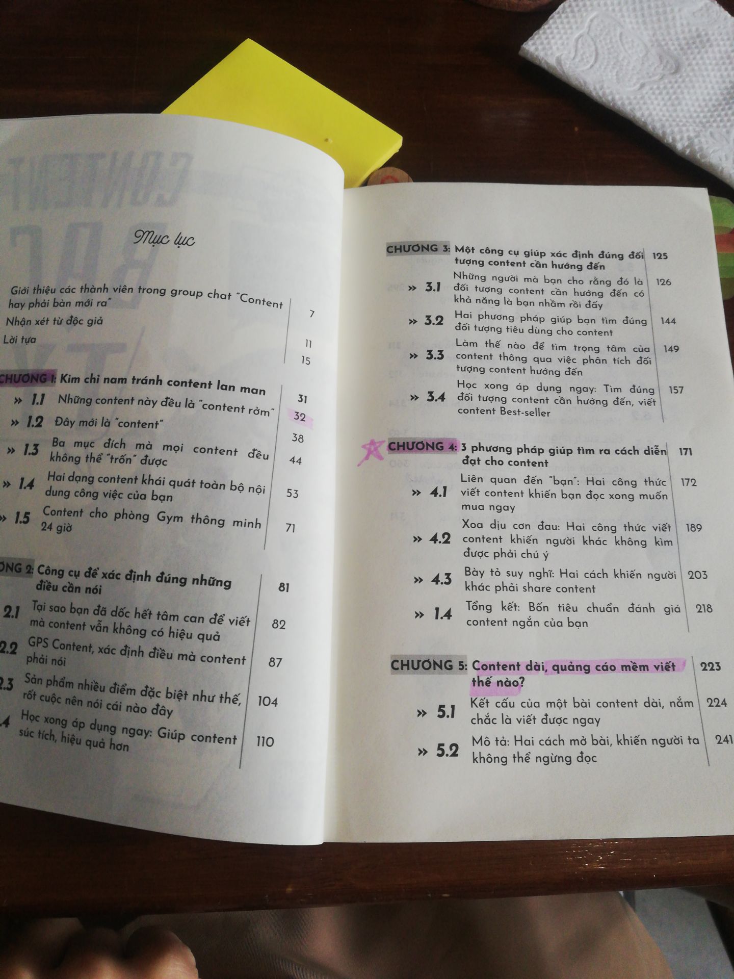 Sách này theo mìn rất hữu dụng cho tân binh copywriting! Có những phương pháp viết logic, có ví dụ cụ thể và hay ho, có khả năng ứng dụng cao. Cảm giác 1 quyển sách bằng một khóa học cơ bản luôn á. Quá rẻ so với giá trị sách mang lại😍