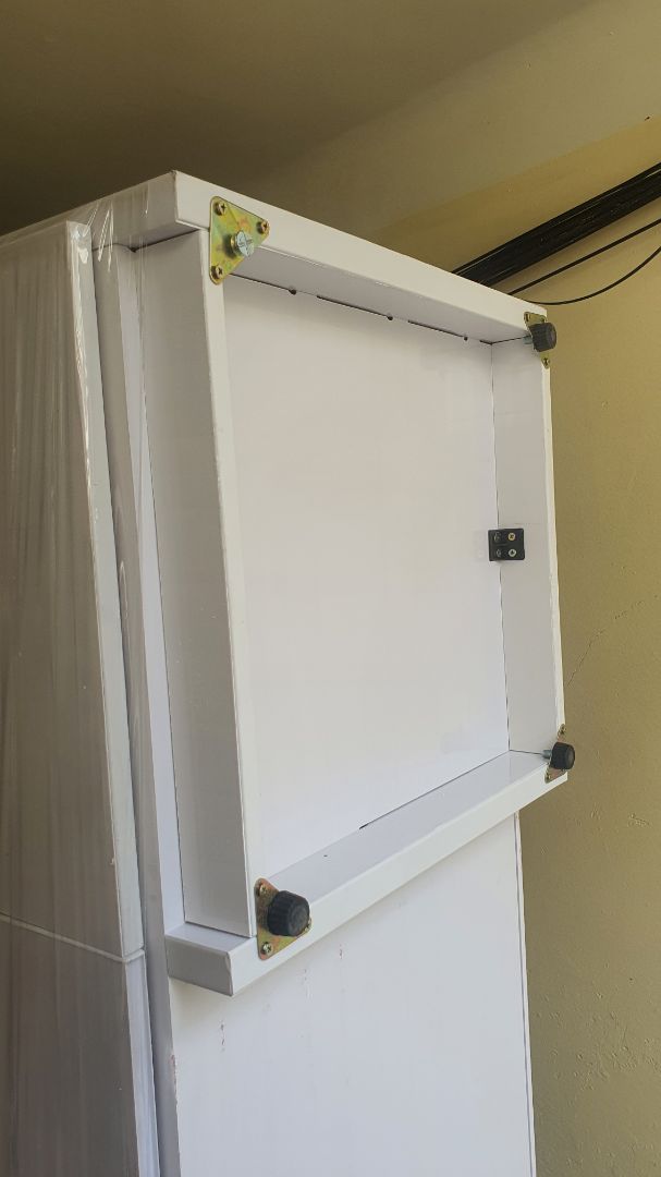 tủ ọp ẹp, bản lề không chắc chắn, nhựa quá mỏng và giòn nên bắn vít ko ăn. cánh tủ khi mở ra đóng lại thì bị chênh nhau không khép kín được,... đơn hàng giao tận nơi freeship nhưng chỉ ship tới đầu hẻm (hẻm lớn xe tải đi vừa) và yêu cầu mình phải thuê ba gác chở vô tới nhà hết 100k. Nói chung ko hề hài lòng với sản phẩm này. chắc được 3 tháng tủ rụng cái cửa vì bản lề quá dở