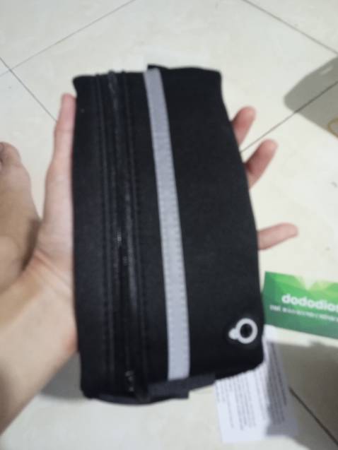 Nhân viên giao hàng thân thiện, giao hàng đúng thời gian dự kiến. Mình chưa sử dụng nên chưa biết độ bền ra sao nhưng ban đầu cứ nghĩ sợ không vừa điện thoại của mình do lớn quá, nhưng mà mở ra thì thấy dư vừa luôn 😅 Lớp vải giống như có mos khi tiếp xúc với bụng đỡ bị cấn da. Có một ngăn chính và một ngăn phụ nhỏ, ngăn chính để đt và các loại thẻ như atm và tiền cũng dư sức luôn, mình thấy khá rộng. Ngăn nhỏ thì để chìa khoá. Dây đai thấy cũng chắc chắn, có lỗ cắm tai nghe để nghe nhạc khi chạy bộ nữa. 36k mình thấy k mắc chút nào, có điều phí ship tới 32k lận 🤣🤣🤣. Túi này tiện lợi cho công việc lắm. Mình hi vọng sẽ giúp ích được cho mình và nhiều bạn khác.