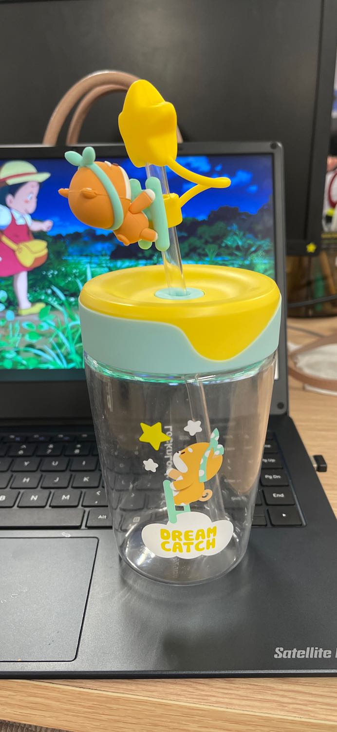 Ngoài việc ly nhựa này dễ bám vân tay thì còn lại xinh xỉu. Ly nhìn trưởng thành chín chắn rất hợp style cô gái văn phòng tuổi 30 nha. Highly recommend ạ!