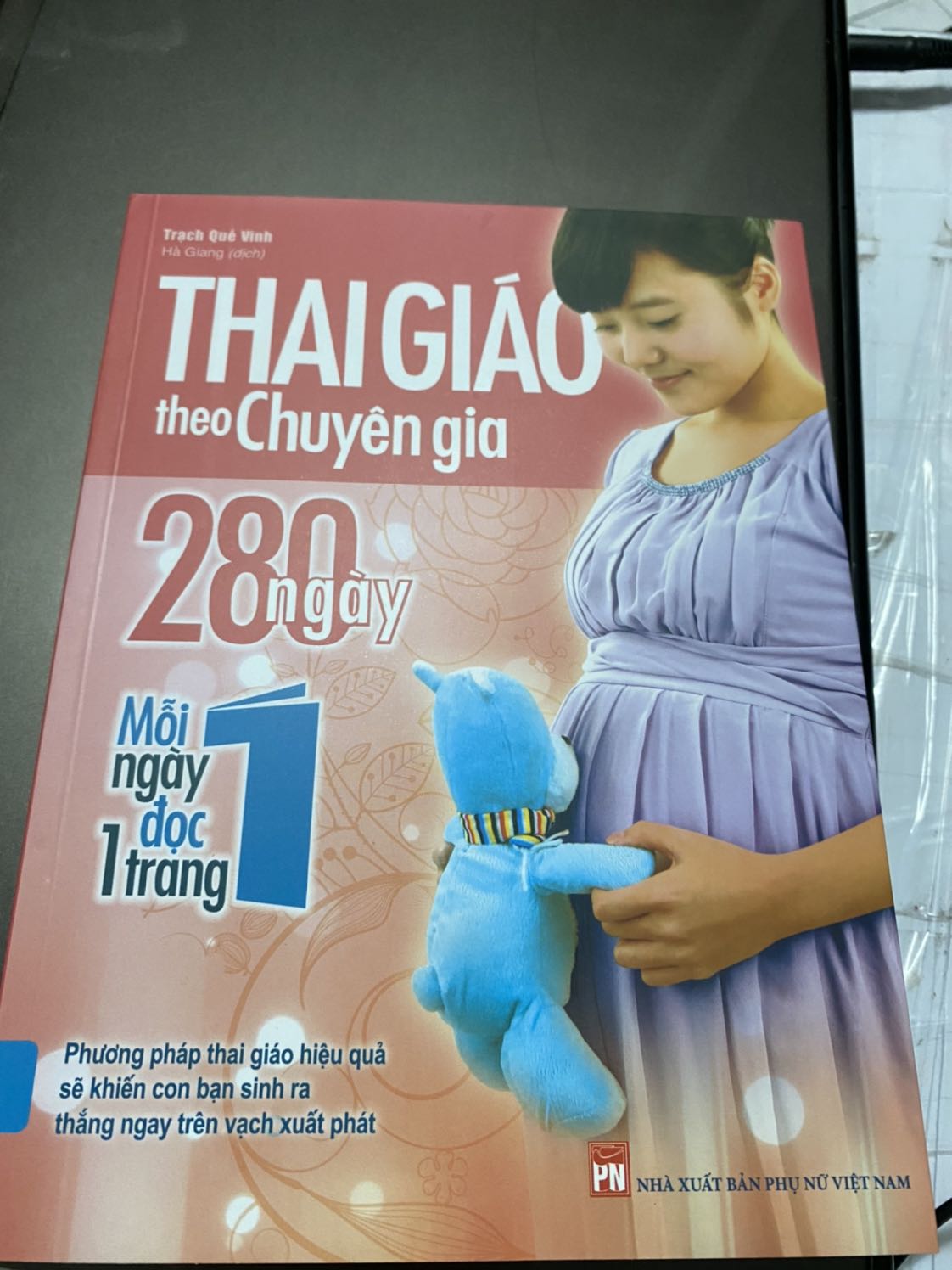 Sách Thai giáo theo chuyên gia như hình vẽ là có tặng kèm VCD nhưng sao sách mình nhận lại không có đĩa tặng kèm