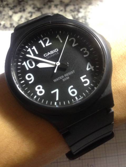 rất đáng để đeo. thứ nhât, casio là thương hiệu của nhật điều đó làm mình thích nhất. thứ hai,  đồng hồ thanh lịch. thứ ba, dùng hơn 1 tuần, có vài vết xước. mức giá này so với các dòng khác của casio là khá ổn, so với hàng trung chênh khá nhiều. thứ tư, độ bền của casio là siu cấp ko vô địch.
tóm lại, mình rất thích nó hơn cả g shock, tuyệt vời ông mặt trời