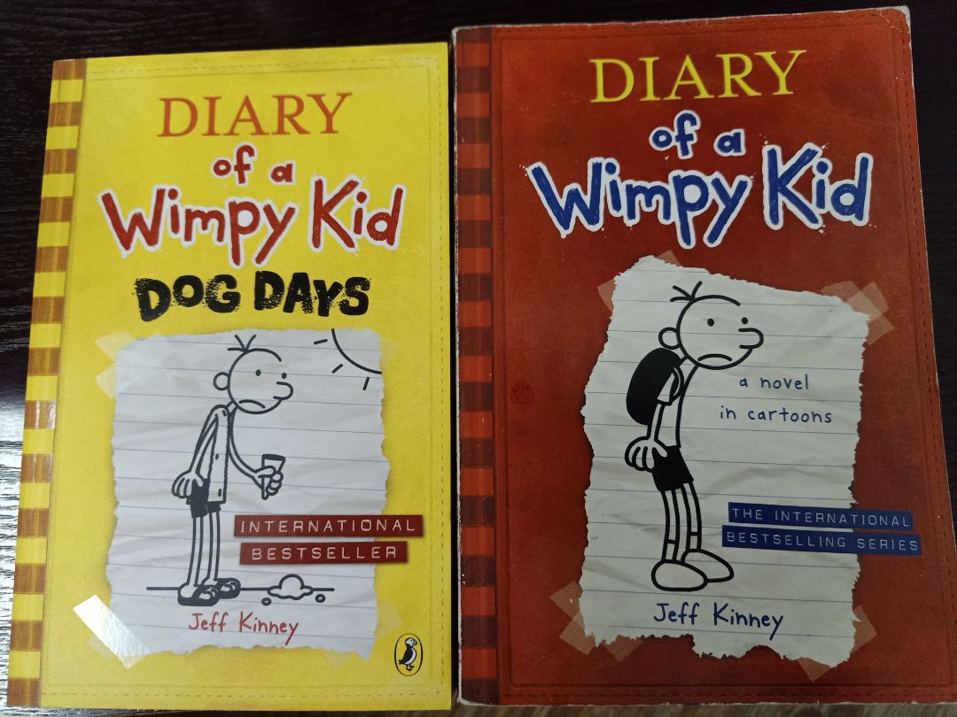 sách hơi bụi,ố.với lại lúc đầu không biết là paperback,sờ không thích với giấy mỏng quá :( cuốn bên cạnh là bìa cứng nên cầm cảm giác khác hẳn